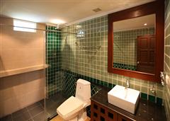 The Residence apartments - Clean bathroom