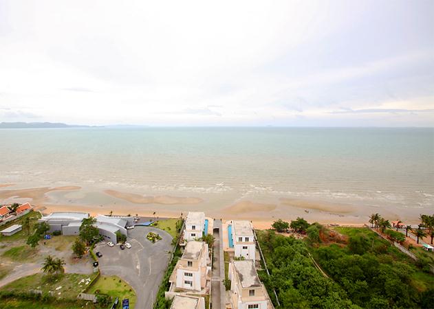 La Royale Beach condo with sea view