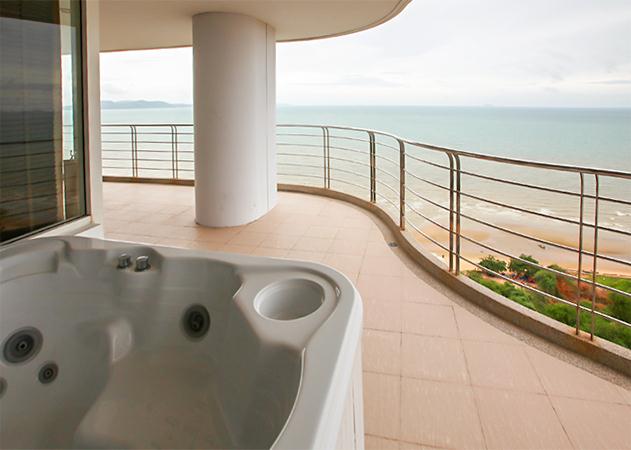 Jacuzzi balcony with sea view