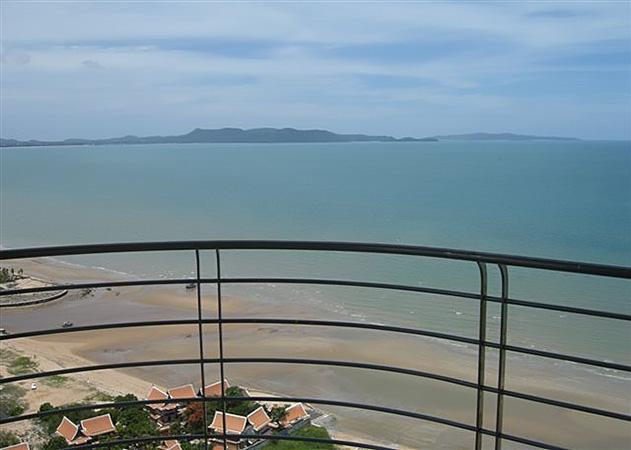 La Royale Jomtien apartments - Balcony view La Royale Jomtien apartments - Balcony view