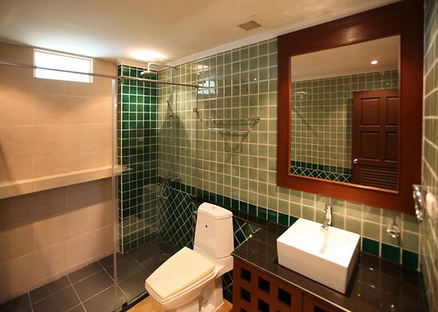 The Residence apartments - Clean bathroom