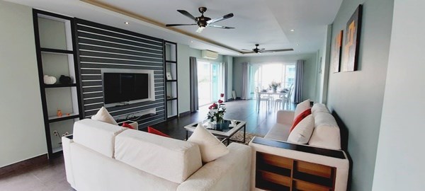 Tudor Court 2 br Condo Pattaya